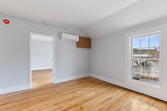 109 Pleasant St in Claremont, NH - Building Photo - Building Photo