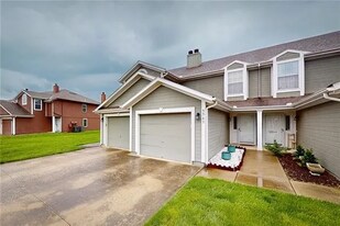 5561 NW Moonlight Meadow Dr in Lee's Summit, MO - Building Photo