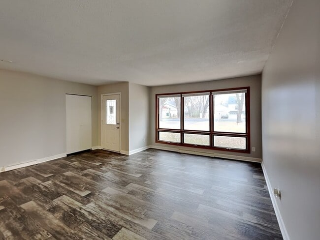 952 88th Ln NW in Coon Rapids, MN - Foto de edificio - Building Photo