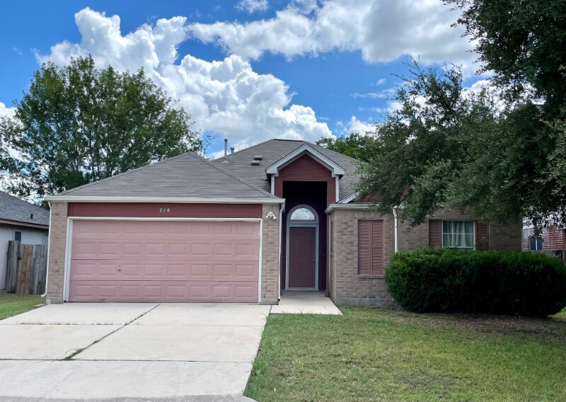 218 Sunshadow Dr in Lockhart, TX - Foto de edificio