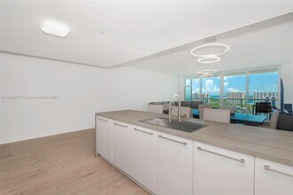400 Sunny Isles Blvd in Sunny Isles Beach, FL - Building Photo - Building Photo