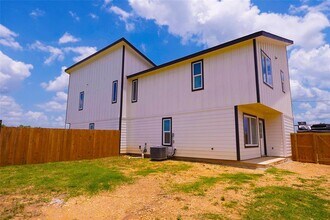 108 Sandy Oaks Loop in Bastrop, TX - Building Photo - Building Photo