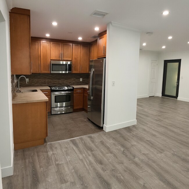 425 NE 109th St in Miami, FL - Foto de edificio - Building Photo