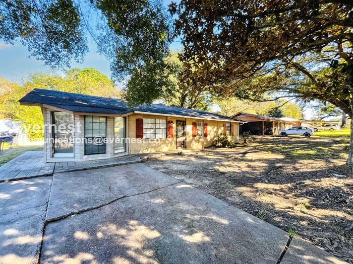 3010 Center St in Flora, MS - Foto de edificio