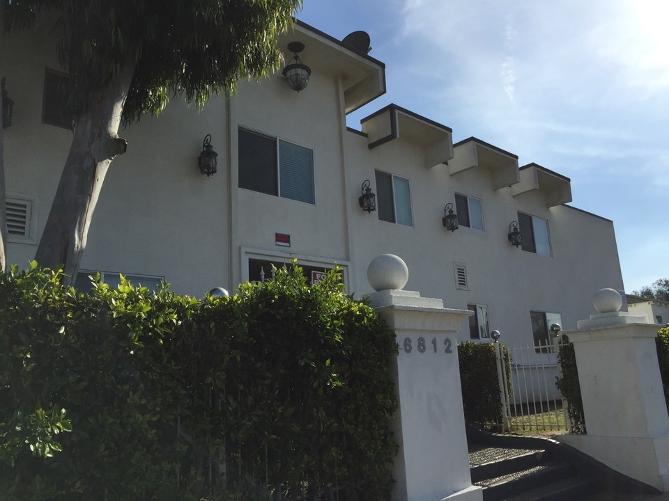 La Tour Apartments in Los Angeles, CA - Building Photo