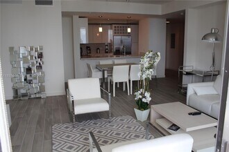 999 SW 1st Ave, Unit 2817 in Miami, FL - Foto de edificio - Building Photo