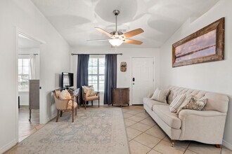 1705 Oak Dr in Gulf Breeze, FL - Building Photo - Building Photo