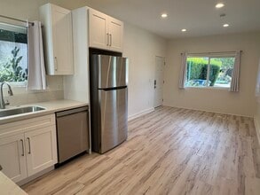 22119 San Miguel St in Woodland Hills, CA - Foto de edificio - Building Photo