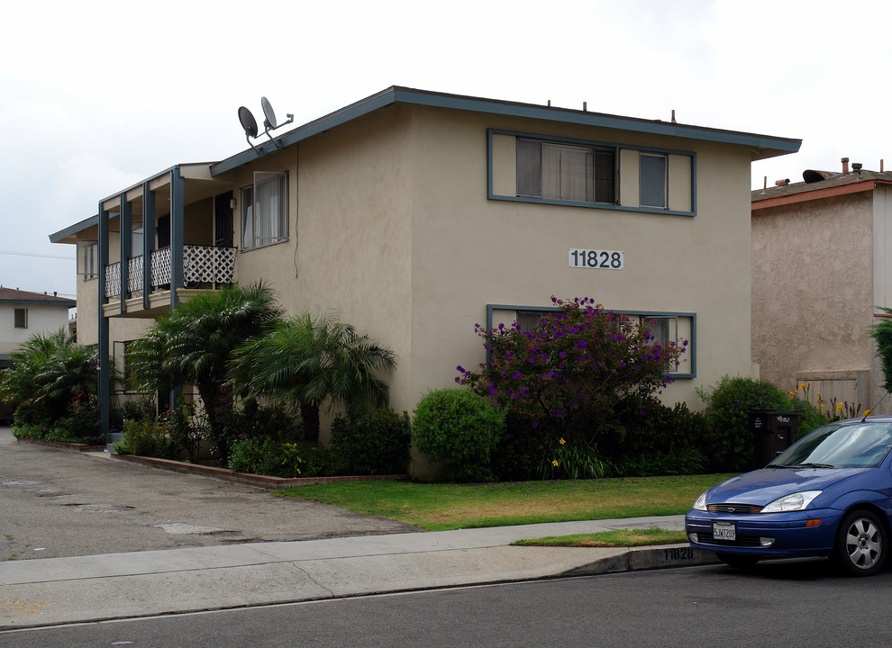 11828 Eucalyptus Ave in Hawthorne, CA - Building Photo