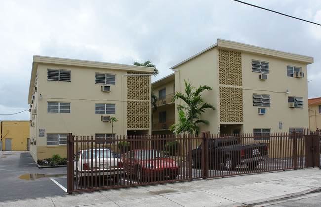 1050 NW 1st St in Miami, FL - Foto de edificio - Building Photo