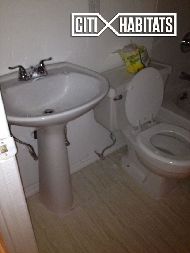 311 E 105th St-Unit -2C in New York, NY - Building Photo - Building Photo