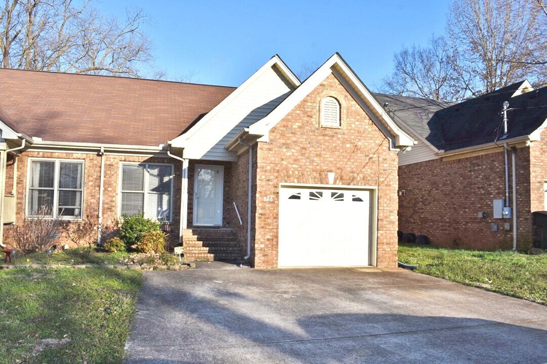 826 N Maple St in Murfreesboro, TN - Foto de edificio