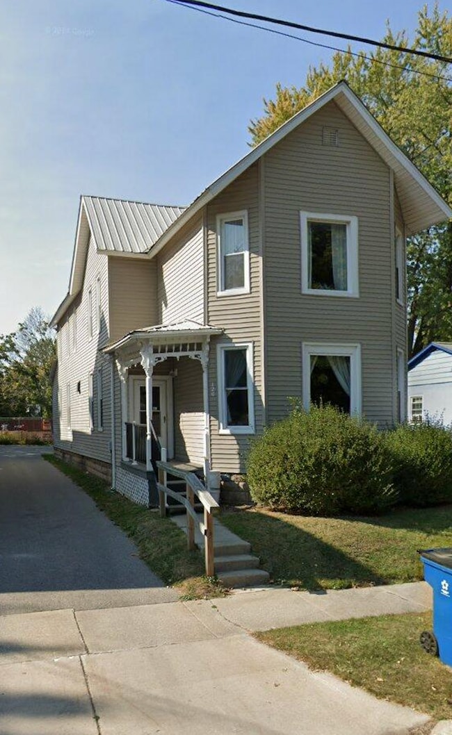 120 Sibben St, Unit Apt#1 in Manistee, MI - Building Photo - Building Photo