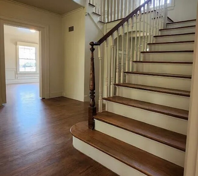 2245 W Oak St in Denton, TX - Foto de edificio - Building Photo