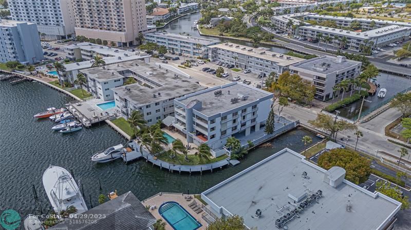 468 Golden Isles Dr in Hallandale Beach, FL - Building Photo