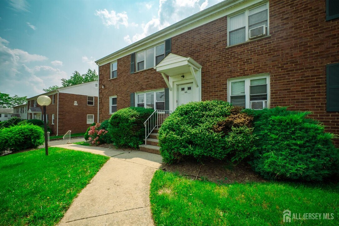 44 Garfield Park in Edison, NJ - Building Photo