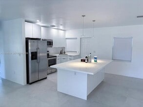 601 De Leon Dr in Miami Springs, FL - Foto de edificio - Building Photo