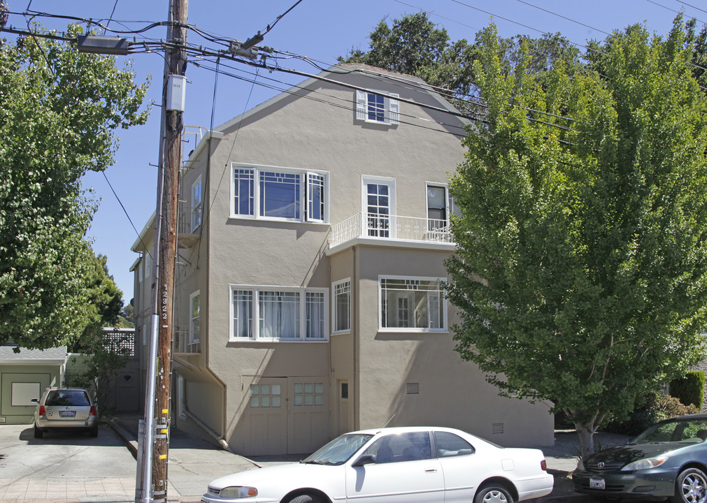 3566 Dimond Ave in Oakland, CA - Building Photo