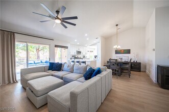 2548 Tumble Brook Dr in Las Vegas, NV - Building Photo - Building Photo
