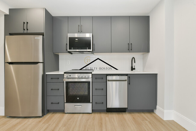 516 Sumner St, Unit 1 in Boston, MA - Building Photo - Building Photo