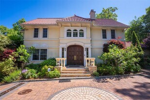 87 Arleigh Rd in Great Neck, NY - Building Photo