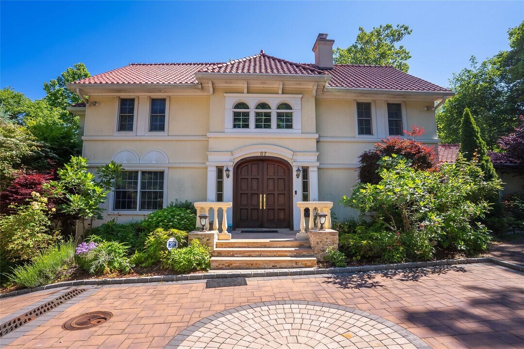 87 Arleigh Rd in Great Neck, NY - Foto de edificio