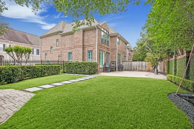 1811 Devonshire Crescent in Houston, TX - Building Photo - Building Photo