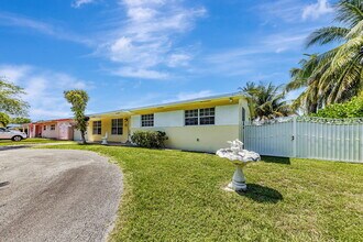 9941 NW 27th St in Doral, FL - Building Photo - Building Photo