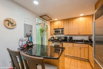 2103 N Larrabee St in Chicago, IL - Building Photo - Building Photo