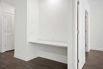 213 W Hubbard St in Chicago, IL - Building Photo - Building Photo