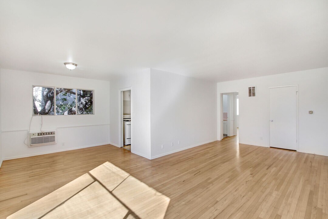 907 S Holt Ave in Los Angeles, CA - Building Photo