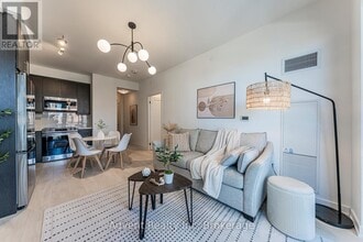 105 Oneida Crescent in Richmond Hill, ON - Building Photo - Building Photo