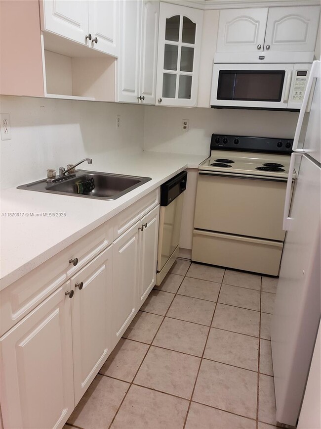 9682 Fontainebleau Blvd in Miami, FL - Building Photo - Building Photo