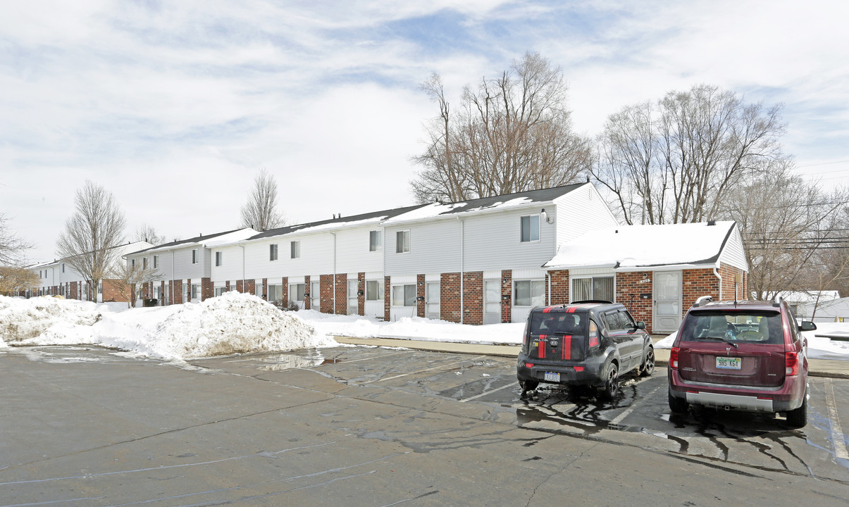 Fairmont Farms in Pontiac, MI - Building Photo