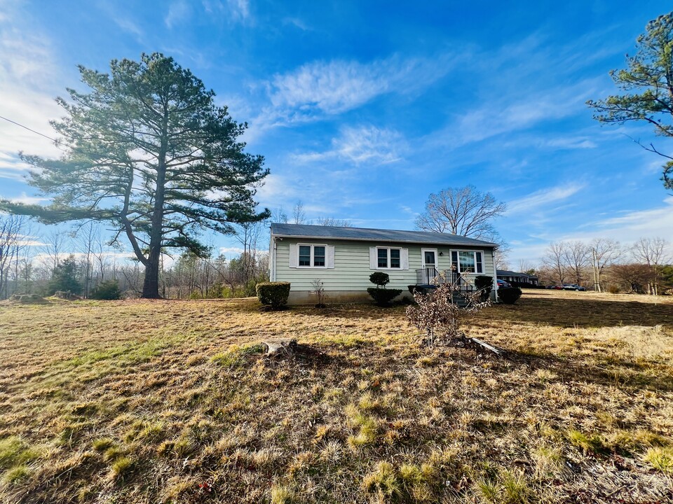 1682 Cartersville Rd in Goochland, VA - Building Photo