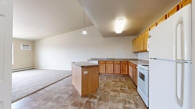 Raven Ridge Apartments in Dickinson, ND - Foto de edificio - Building Photo