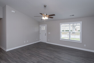 1020 N Main St in China Grove, NC - Foto de edificio - Building Photo