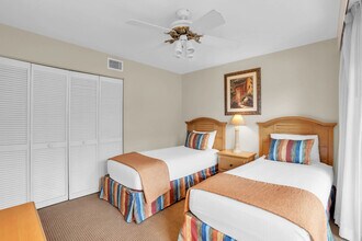 600 Neapolitan Way in Naples, FL - Building Photo - Building Photo