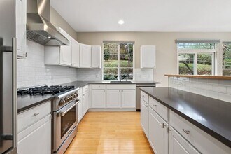 5203 236th Pl SE in Issaquah, WA - Building Photo - Building Photo