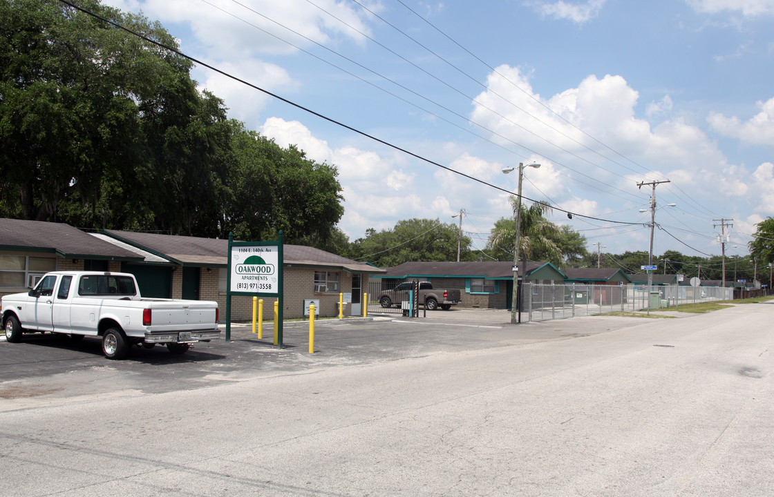 Oakwood Apartments in Tampa, FL - Building Photo