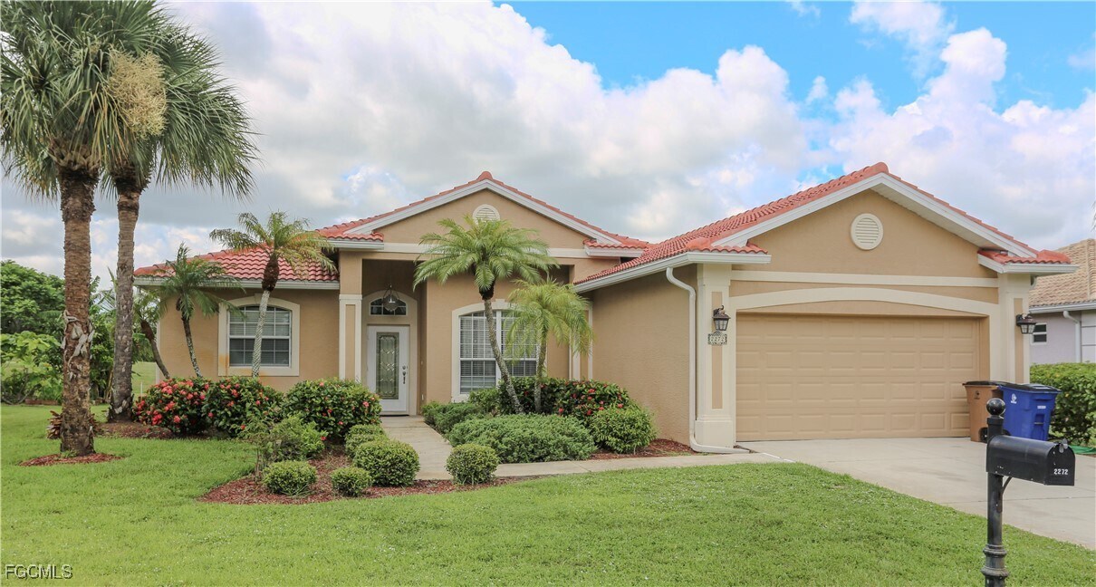 2272 Hampstead Ct in Lehigh Acres, FL - Building Photo