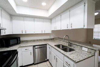 3253 Bloomingdale Villas Ct, Unit 419 in Brandon, FL - Building Photo - Building Photo