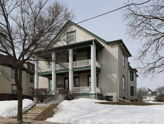 2220 Emerson Ave S in Minneapolis, MN - Foto de edificio - Building Photo