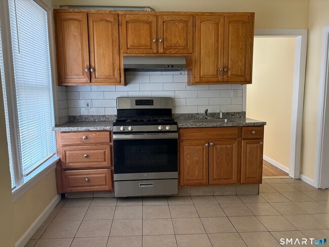 252 Maplewood Ave in Bridgeport, CT - Building Photo - Building Photo