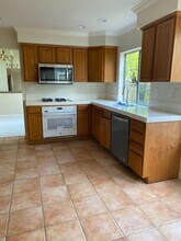 323 Montserrat Dr in Redwood City, CA - Building Photo - Building Photo