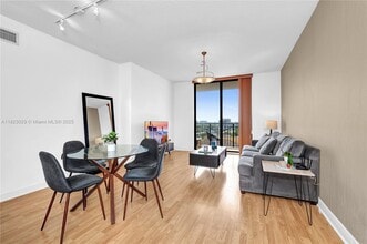 888 Douglas Rd in Coral Gables, FL - Building Photo - Building Photo