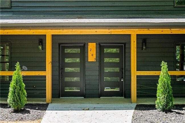 1249 N Lea Ct SE in Smyrna, GA - Foto de edificio - Building Photo