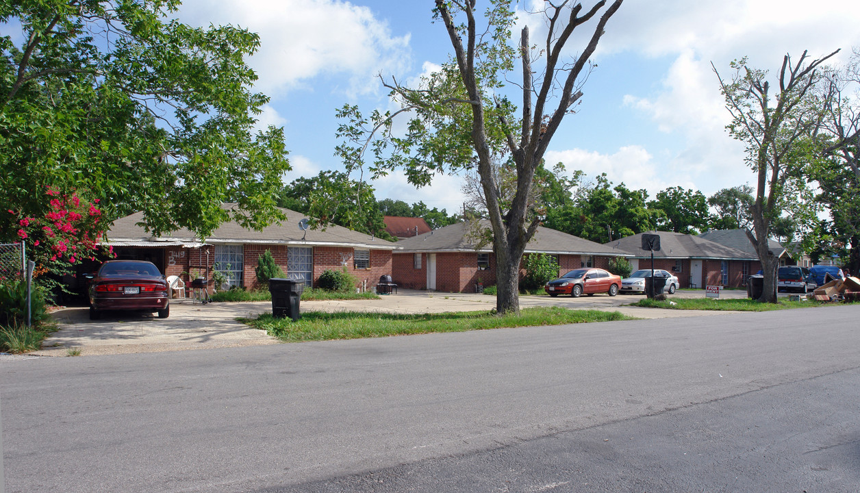 7419-7425 Lindencrest St in Houston, TX - Building Photo