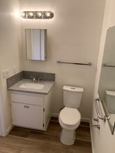 6908 Elm St in Hughson, CA - Foto de edificio - Building Photo