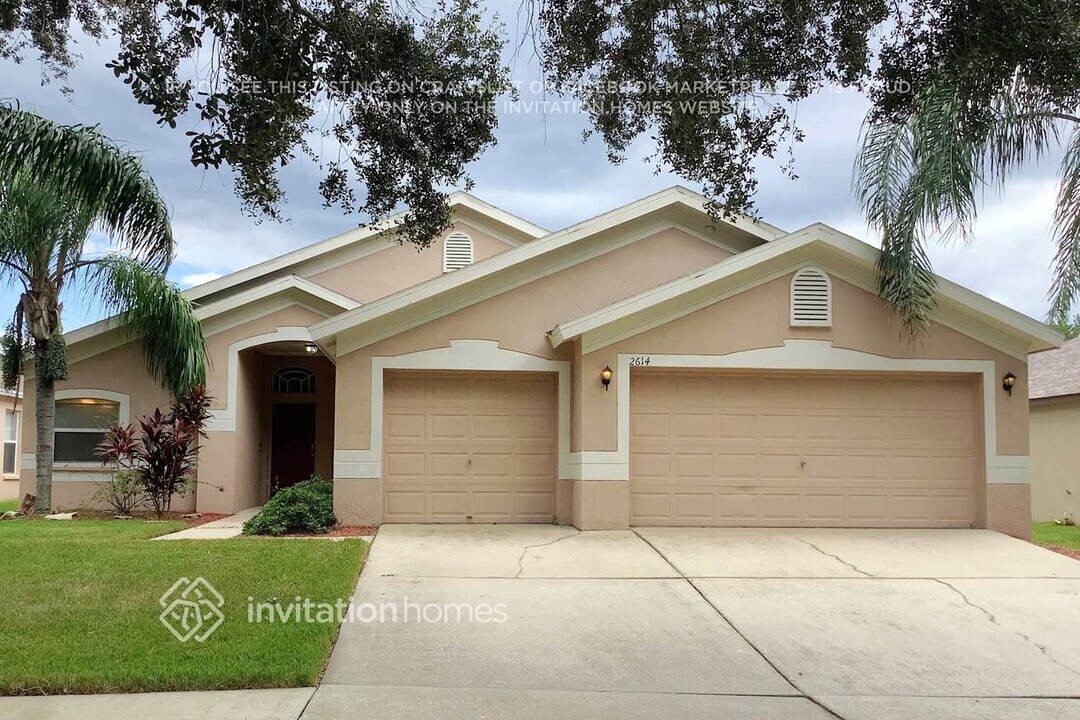2614 Brookville Dr in Valrico, FL - Building Photo
